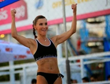 Η Βίκυ Χατζηβασιλείου παίζει beach volley και μας δείχνει το αβυσσαλέο ντεκολτέ της (φώτο)